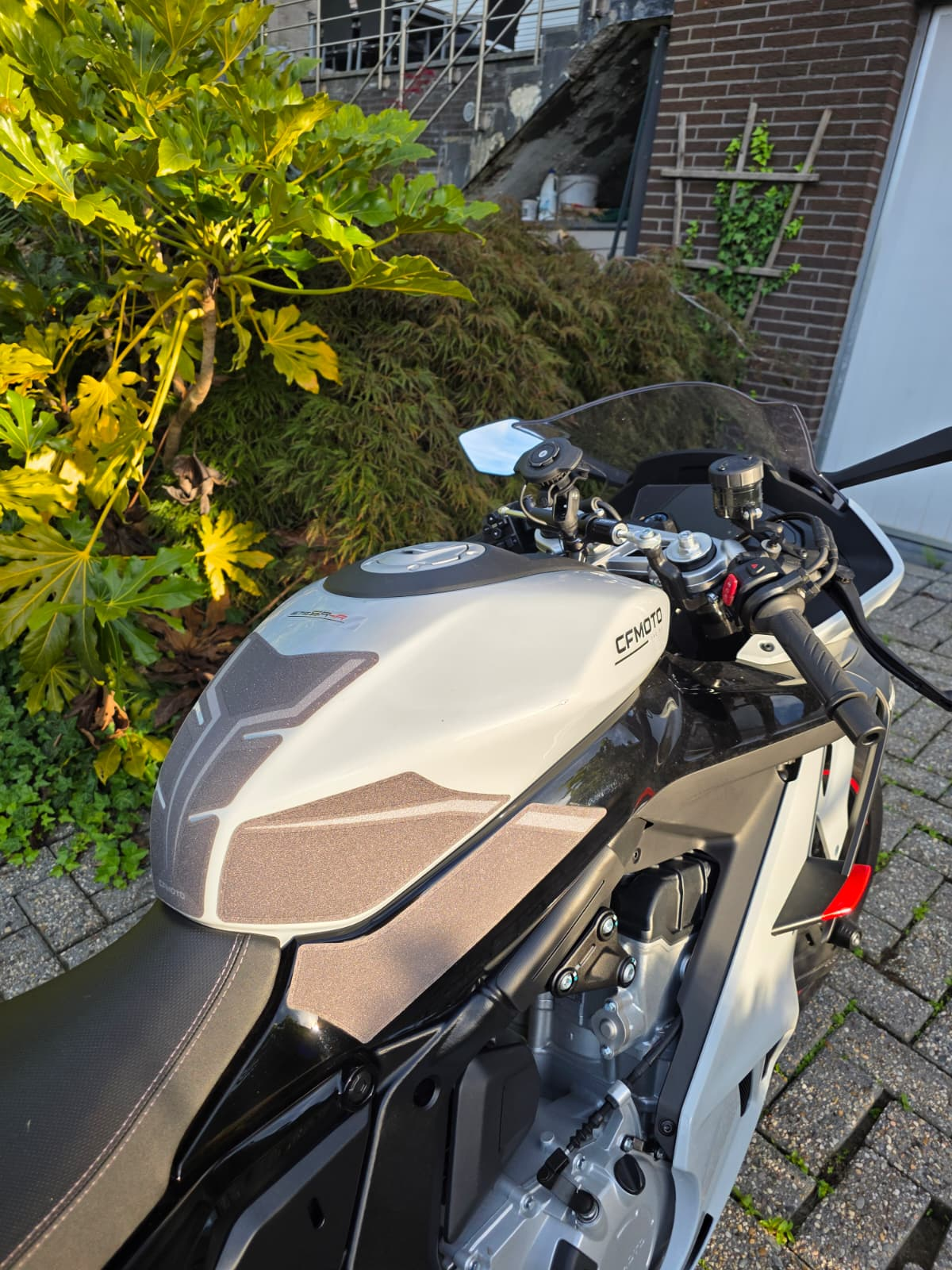 CFMoto 675 SR-R before wrap detail